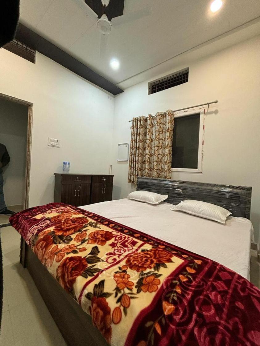 Madhuri Guest House Benares Buitenkant foto