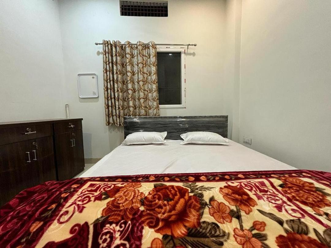 Madhuri Guest House Benares Buitenkant foto